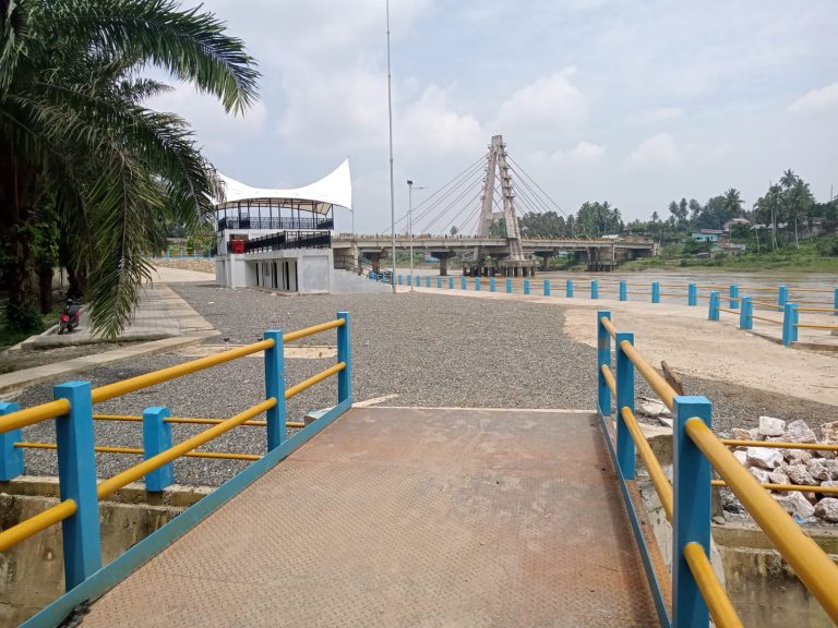 Pemkab Dharmasraya Bangun Penanggulangan Bencana Banjir dibawah Jembatan Kabel 