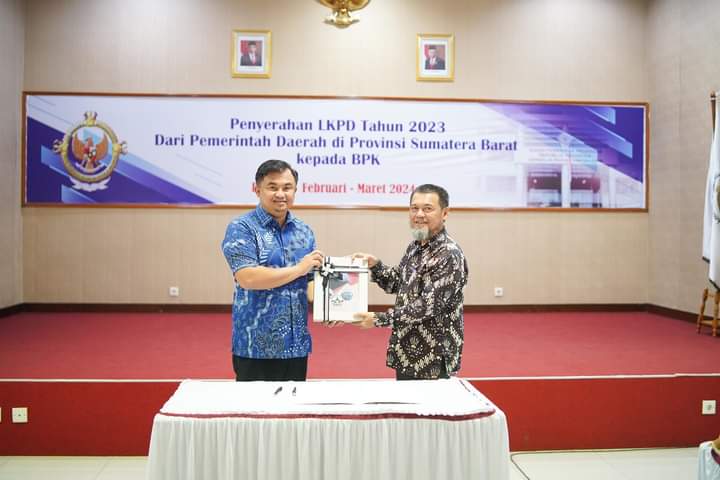 Pemkab Dharmasraya Serahkan LKPD Tahun 2023 ke BPK