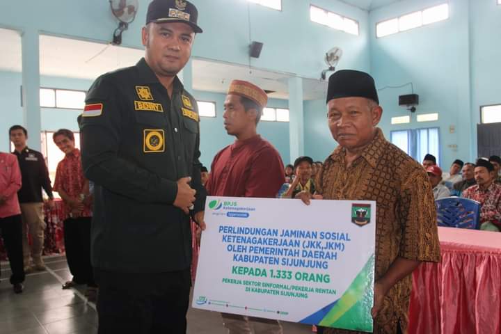 Pemkab Sijunjung Serahkan 1.333 kartu BPJS Ketenagakerjaan untuk Pekerja Sektor Informal