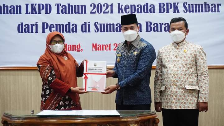 Pemkab Sijunjung Serahkan LKPD tahun 2021 ke BPK Perwakilan Sumbar