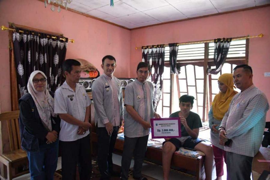 Pemko Sawahlunto Kembali Serahkan Bansos untuk Biaya Pengobatan Warga