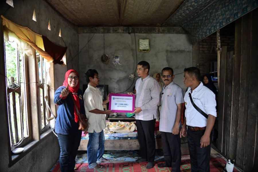 Pemko Sawahlunto kembali Serahkan Bansos untuk Biaya Pengobatan Warga
