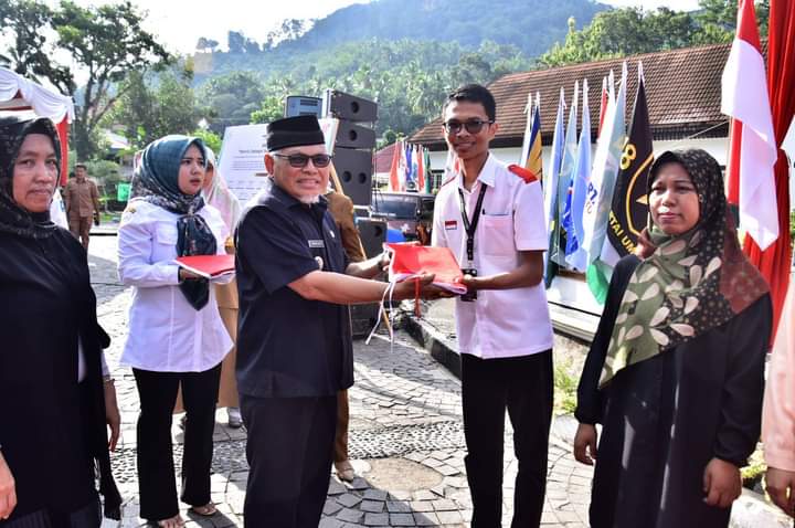 Pemko Sawahlunto Lakukan Gerakan Pembagian Bendera di Lapangan Segitiga Ombilin