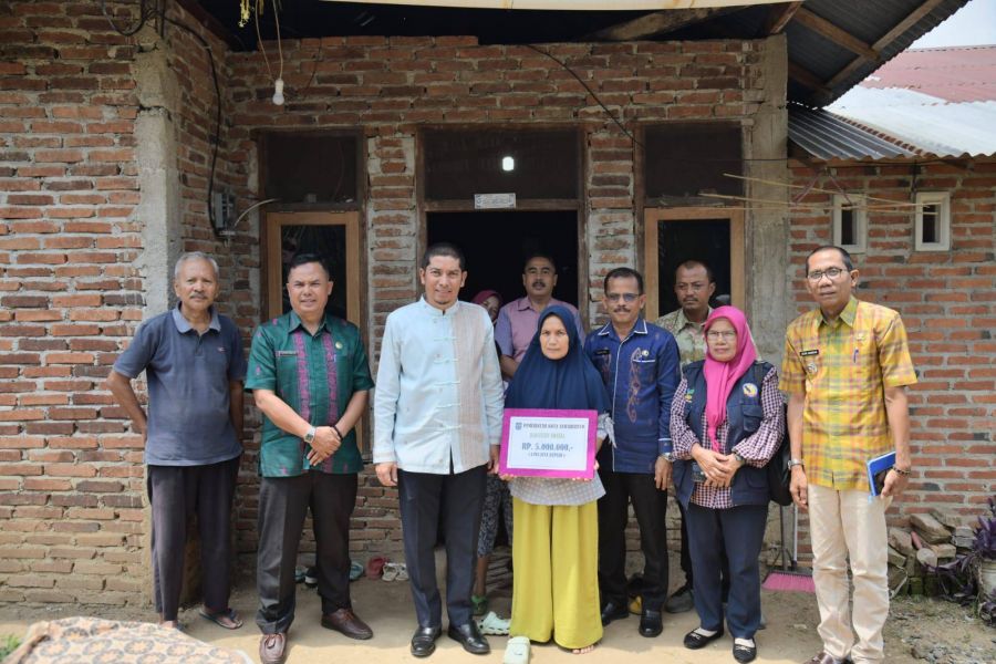 Pemko Sawahlunto Serahkan Bansos Kepada Nadia Oktaviani, Korban Tabrak Lari di Padang