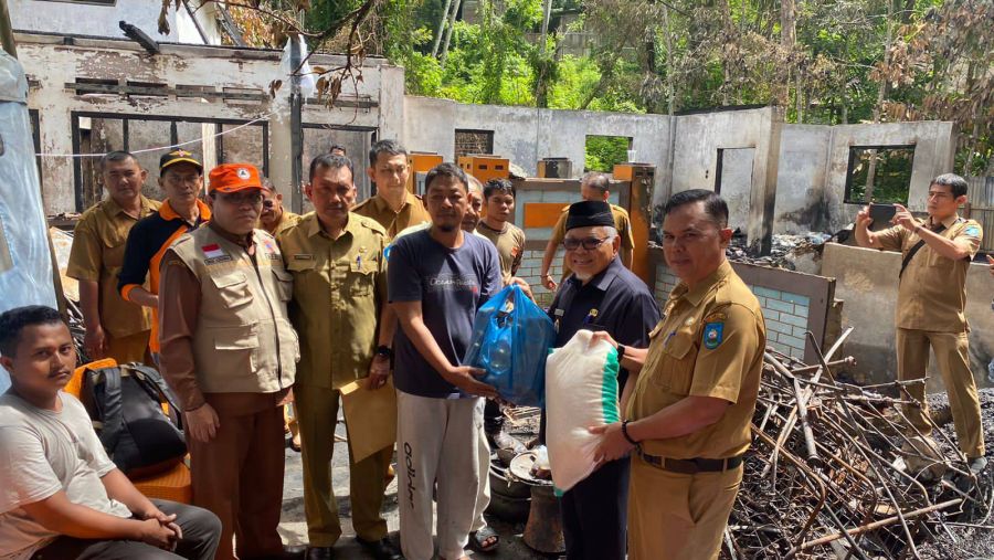 Pemko Sawahlunto Serahkan Bantuan pada Korban Kebakaran Rumah di Desa Silungkang Tigo