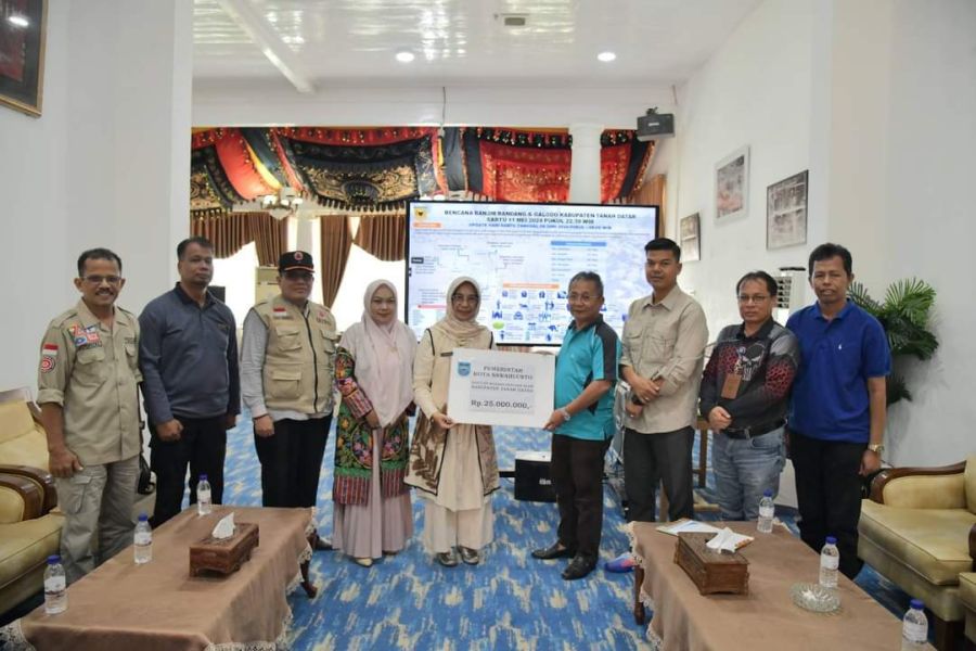 Pemko Sawahlunto Serahkan Bantuan Senilai 25juta Rupiah untuk Korban Banjir Bandang di Tanah Datar
