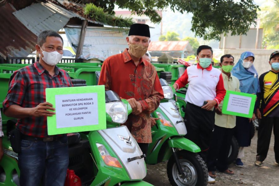 Pemprov Sumbar Beri Bantuan Mesin Tempel dan Motor Roda 3 untuk Nelayan