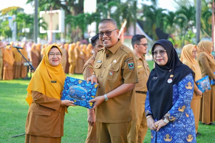 Pemprov Sumbar Lepas 108 ASN Calon Jemaah Haji, Sekda Tekankan Jaga Integritas dan Nama Baik Daerah