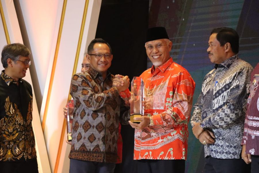Pemprov Sumbar Raih Penghargaan Terbaik Nasional Bidang Pelayanan Publik dari Kemendagri