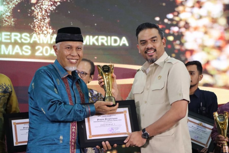 Pemprov Sumbar Raih Peringkat 1, Gubernur Mahyeldi Terima Penghargaan dari Menteri UMKM