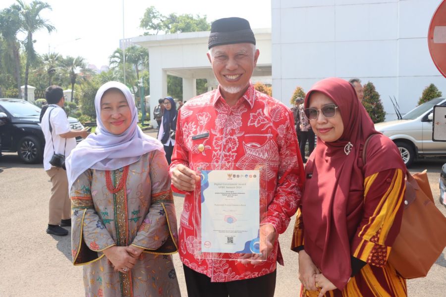 Pemprov Sumbar Terima Digital Government Award SPBE Summit 2024 