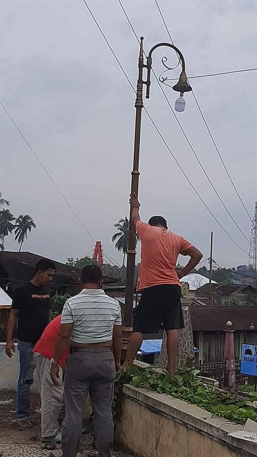 Pemuda Pasar Lama Gerakan Penerangan Lampu Taman yang Sudah Mati