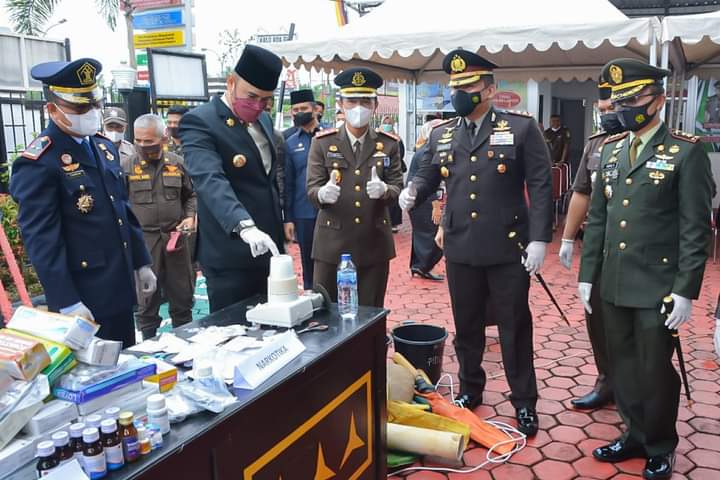 Pemusnahan BB di Kejari, Bupati Benny Dwifa Harapkan Masyarakat Tidak Melakukan Pelanggaran Hukum