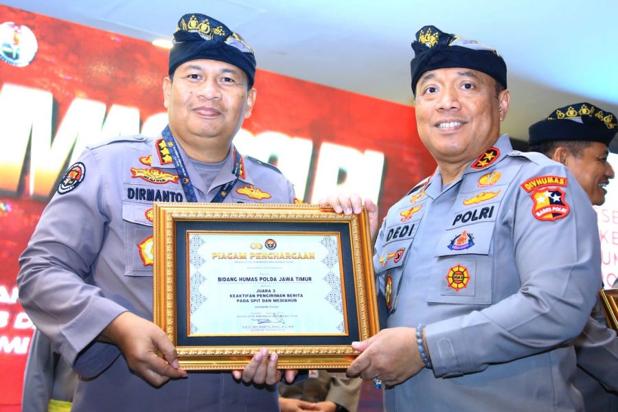 Penghargaan Kadivhumas Pada Saat Rakernis Humas Polri