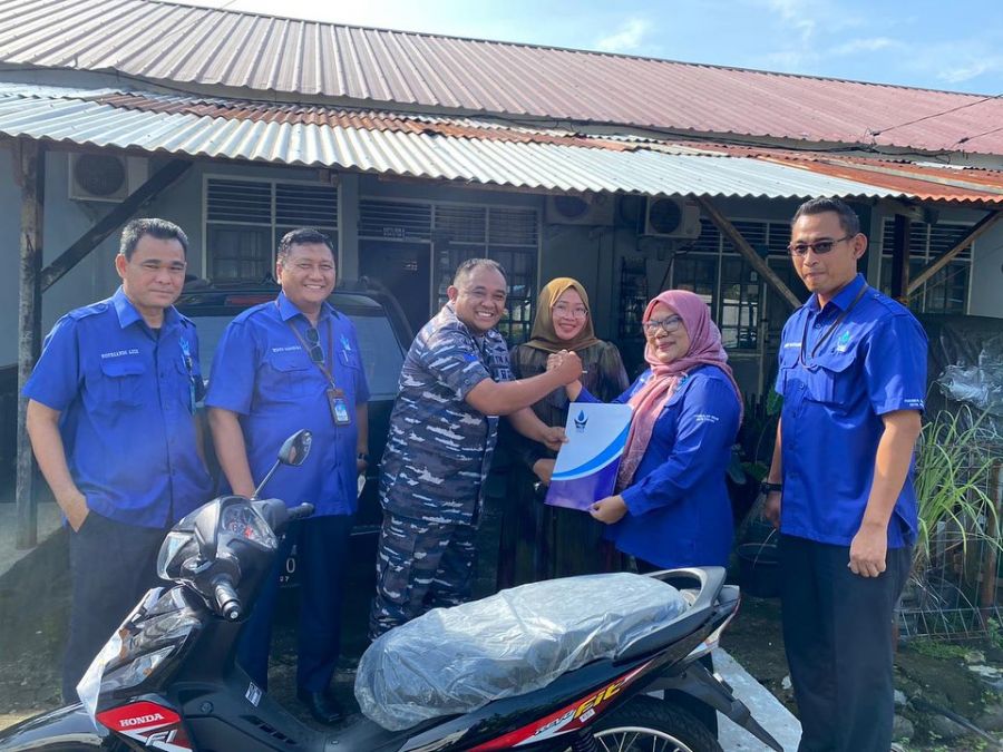 Penyerahan Hadiah Motor untuk Iwin Hartono, Pelanggan Setia Perumda Air Minum Kota Padang