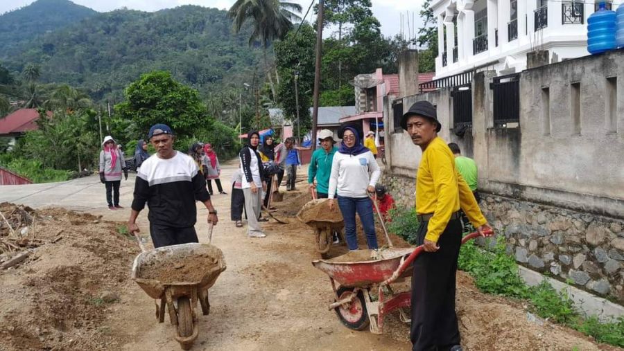 Perangkat Daerah Goro Bersihkan Rumah dan Fasum Terdampak Bencana Banjir dan Longsor di Silungkang