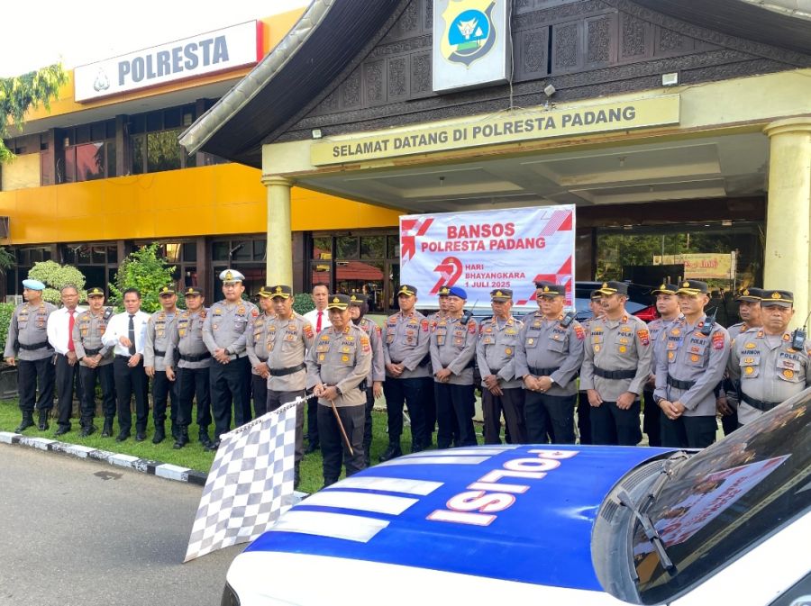 Peringatan HUT Bhayangkara ke-79, Polresta Padang Salurkan 500 Paket Bansos