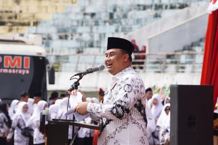 Peringati Hari Guru dan Hut PGRI Ke 79, Ribuan Guru Dharmasraya Temu Akbar Bersama Sutan Riska
