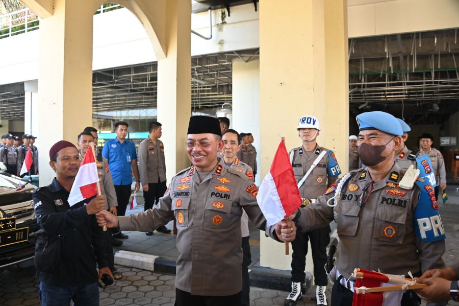 Peringati Hari Kemerdekaan RI, Kapolda Sumbar Perintahkan Anggotanya pasang Bendera Merah Putih