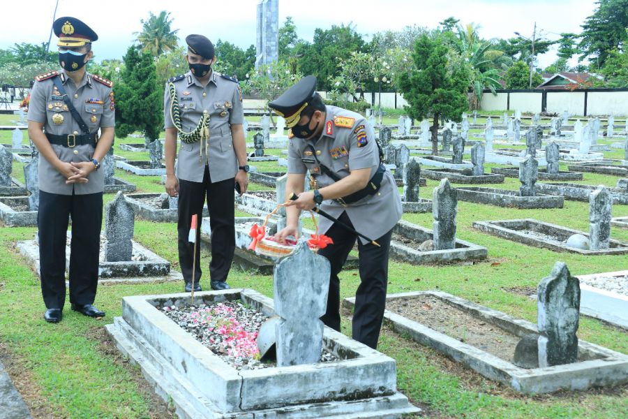 Peringati HUT Bhayangkara ke 75, Polda Sumbar Tabur Bunga di TMP Kusuma Bangsa