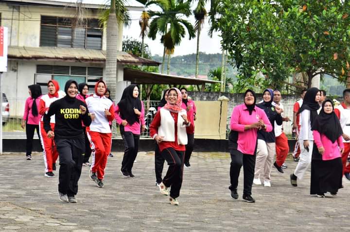 Peringati HUT Bhayangkara, Sekda Sawahlunto Ikuti Kegiatan Senam Bersama