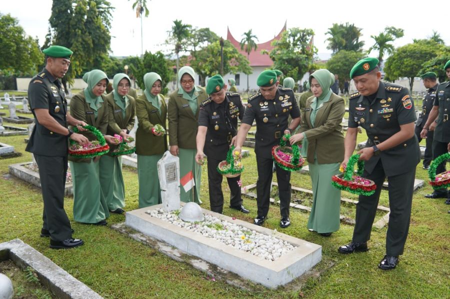 Peringati HUT Ke-75 Kodam I/BB, Korem 032/Wbr Lakukan Ziarah ke Taman Makam Pahlawan