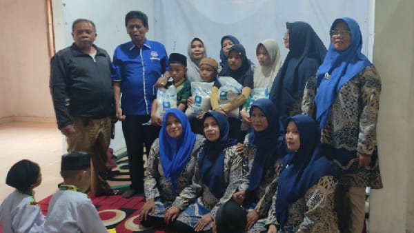 Peringati HUT Partai PAN, Wakil Ketua DPRD Padang Berbagi Beras pada Anak Yatim