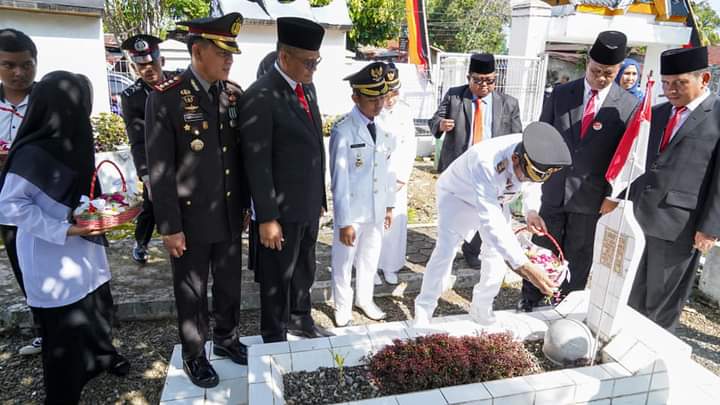 Peringati HUT RI ke-77, Wako Hendri Septa Tabur Bunga di Makam
