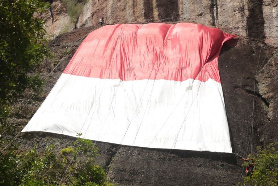 Peringati HUT RI Ke 81, FPTI Sumbar Bentangkan Merah Putih Berkibar di Tebing Lembah Harau