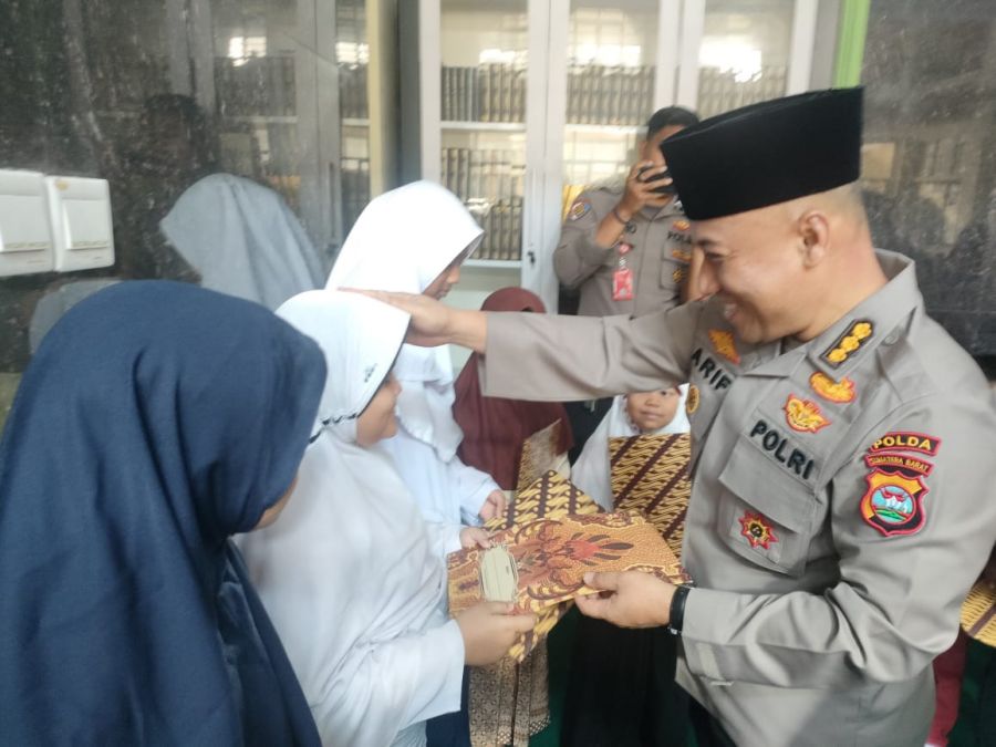 Peringati Isra Mi'raj Nabi Muhammad SAW, Polda Sumbar Beri Santunan ke Anak Yatim