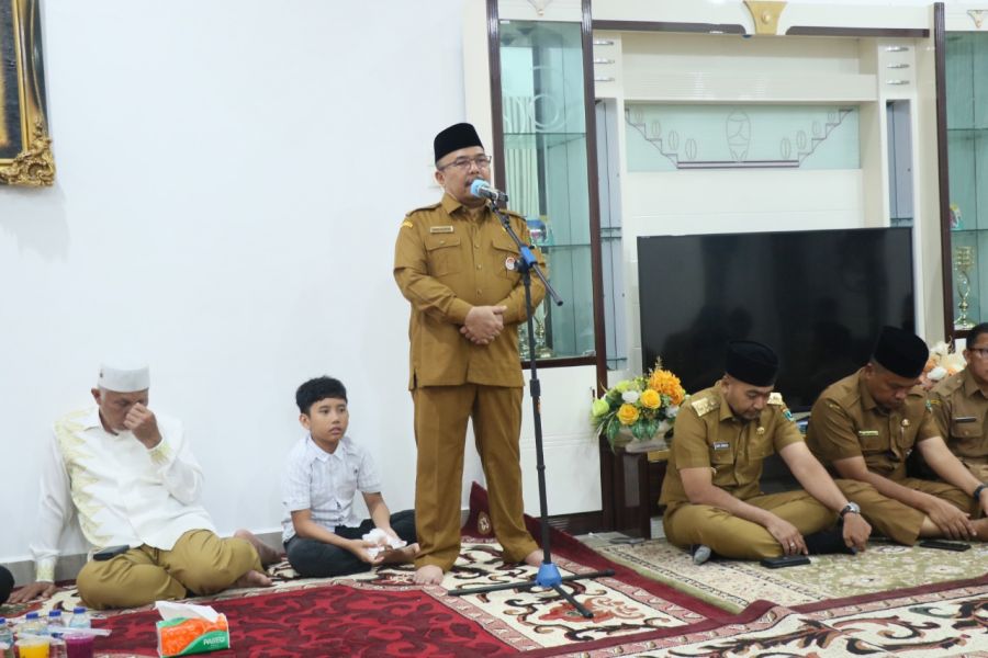 Peringati Kepergian Ibunda Sekda Hansastri, Gubernur dan Wagub Sumbar Takziah ke Rumah Dinas Sekda