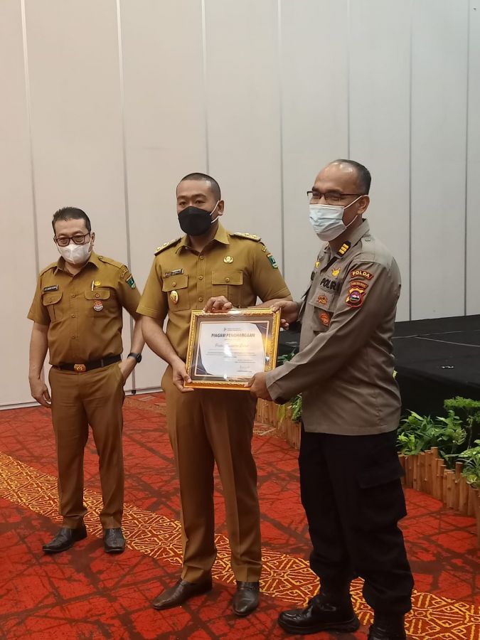 Peringkat I, Polda Sumbar terima Penghargaan dari BPS Sumbar