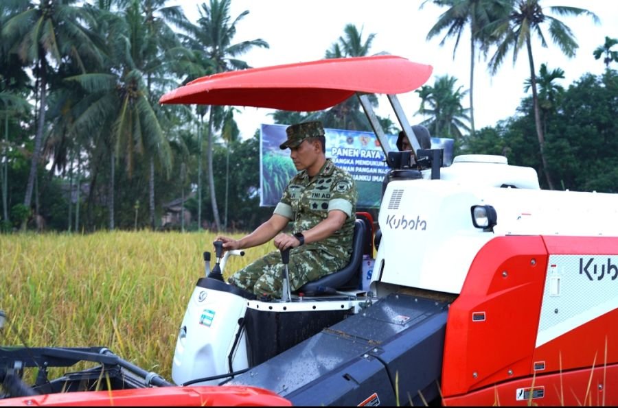 Perkuat Ketahanan Pangan Nasional, Danrem 032/Wbr Gelar Panen Raya di Kuranji 