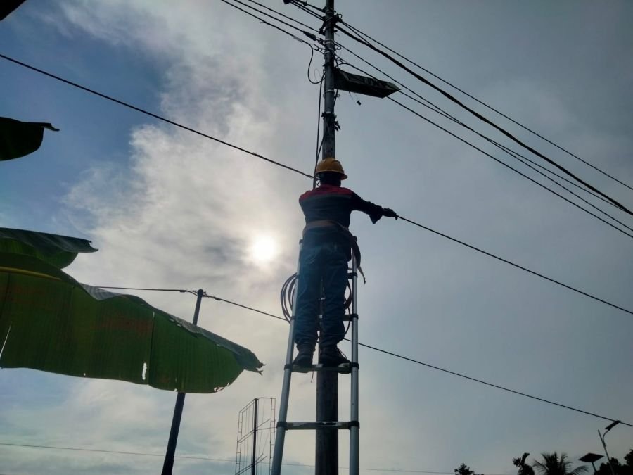 Perkuat Kualitas Konektivitas, PLN Icon Plus Lakukan Maintenance Jaringan Fiber Optik di Batang Anai