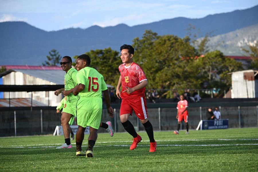 Perkuat Pembinaan Generasi Muda Papua Pegunungan, Wapres Bermain Sepak Bola Bersama Anak-anak SSB