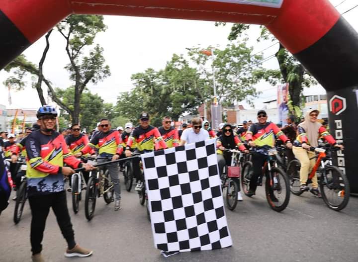 Pernak-pernik Rakernas APEKSI XV, Wali Kota se-Indonesia Gowes Nikmati Keindahan Kota Padang