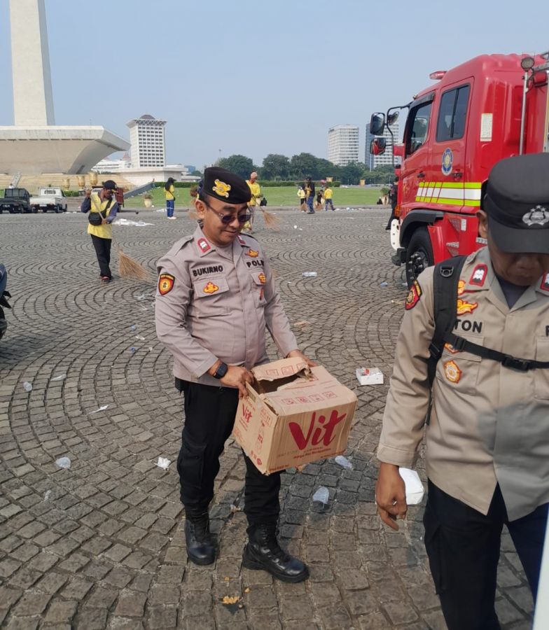 Personel Polri Sigap Bersih-bersih Kawasan Monas Usai May Day Fiesta