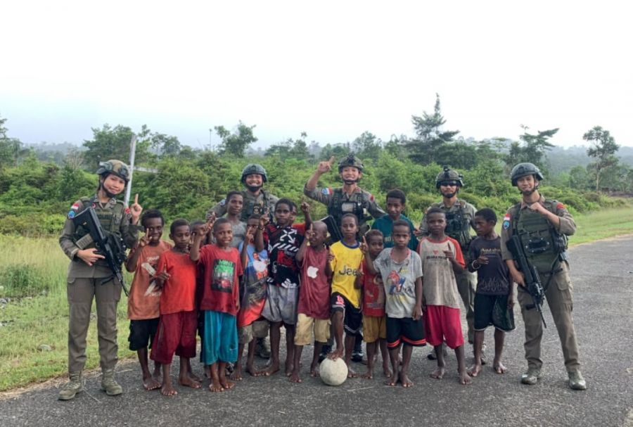Personel Satgas Tindak Operasi Damai Cartenz Jalin Keakraban dengan Anak-anak di Puncak Jaya