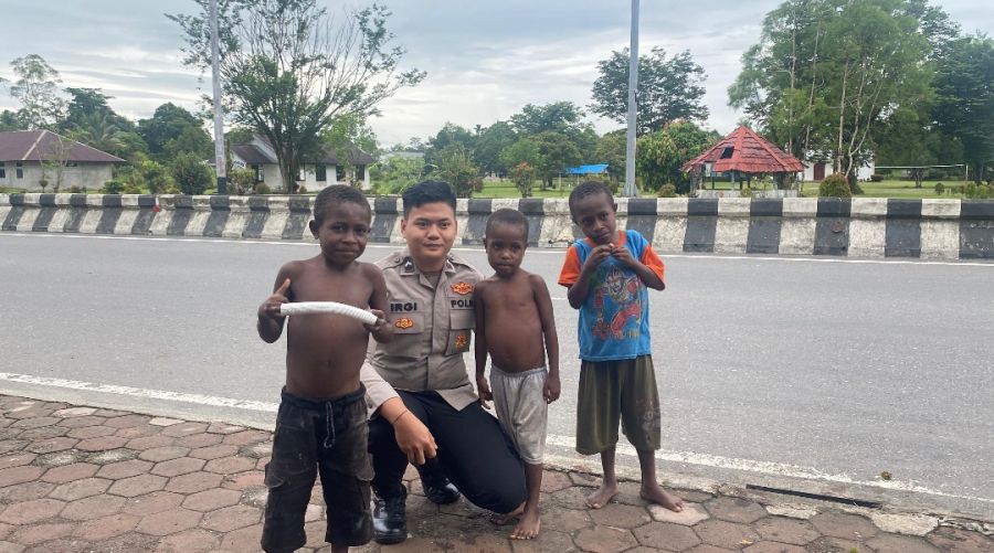Personil Satgas Ops Damai Cartenz-2025 Sambangi Anak-anak Papua