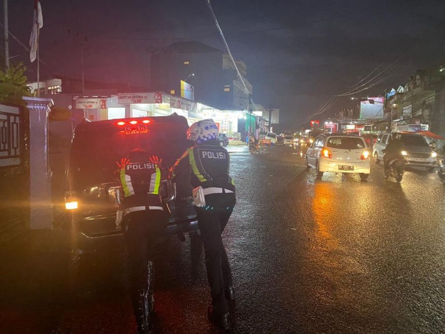 Personil Satlantas Bukittinggi 'Bantu' Pengemudi di Jalan Raya