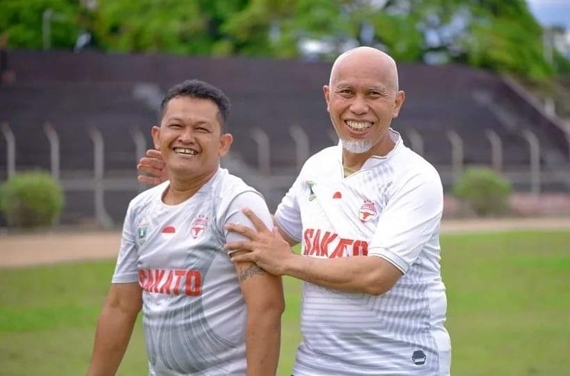 Pertandingan Sepakbola Persahabatan dengan IMA Padang, Gubernur Mahyeldi Ajak Izet Perkuat Sakato FC