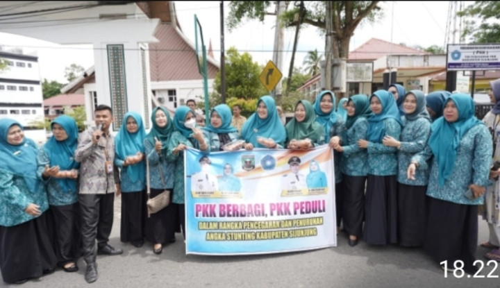 Pertengahan Bulan Ramadhan, TP PKK Sijunjung Bagi-Bagi Sembako di Ruas Jalan Prof M Yamin Muaro