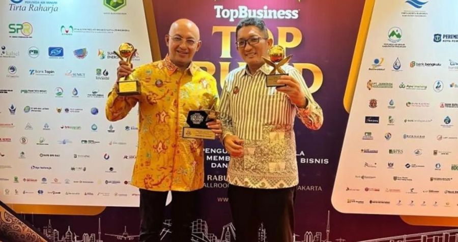 Perumda Air Minum Kota Padang Raih Golden Trophy TOP BUMD Awards 2024