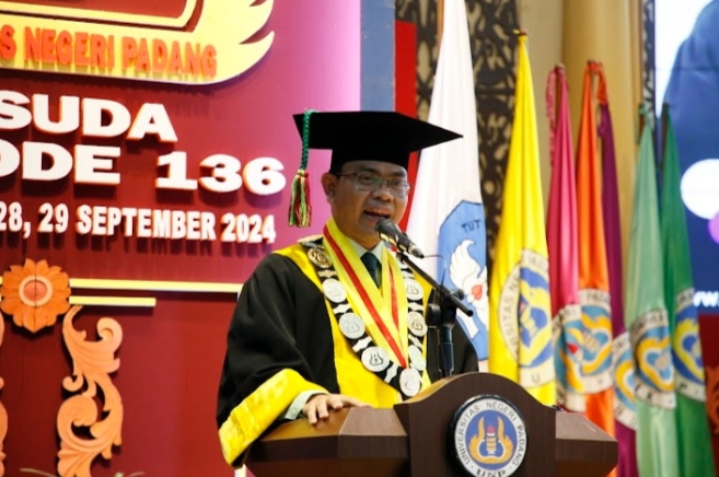 Pesan Rektor UNP : Lulusan Wisuda Harus Buka Lapangan Kerja