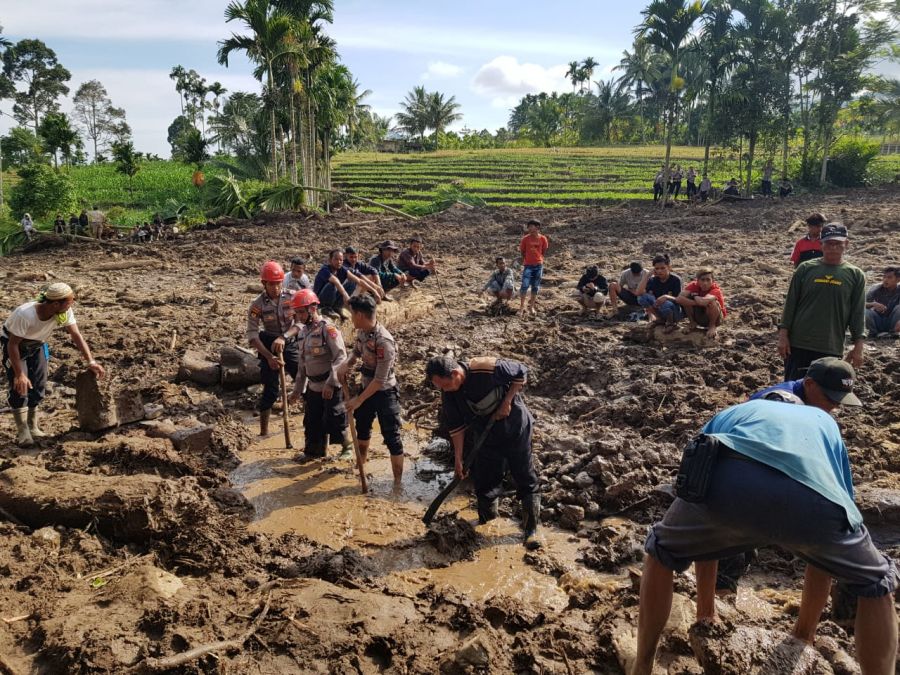 Petugas Gabungan Bantu Pencarian Korban Longsor Gempa di Pasaman