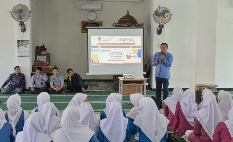 Physics Goes to School: Departemen Fisika FMIPA UNP Kenalkan Teknologi Masa Depan kepada Pelajar