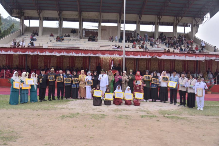 Piagam dan Piala Sejumlah Lomba Diserahkan Oleh Pemko Sawahlunto Sebelum Upacara Penurunan Bendera