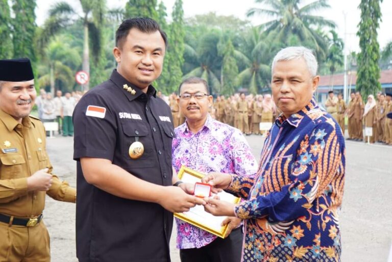 Pimpin Apel Gabungan, Sutan Riska Ajak Seluruh ASN Kompak Secara Tim