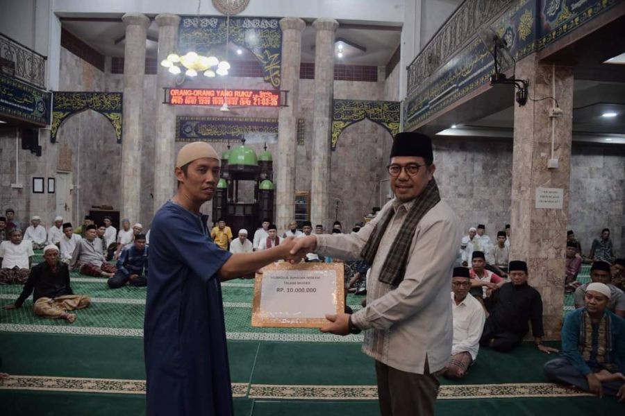 Pimpin Tim I Safari Ramadhan, Pj Wako Sawahlunto Serahkan Bantuan ke Masjid Taqwa Talawi 