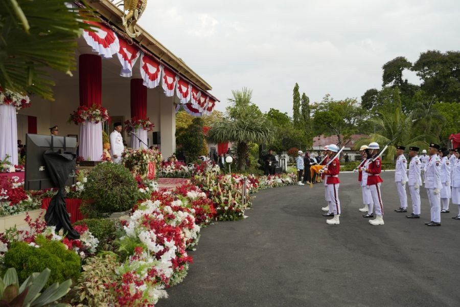 Pimpin Upacara Penurunan Bendera, Wagub Vasko Tegaskan Komitmen Jaga Merah Putih